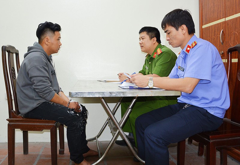 Đại diện Viện Kiểm sát tỉnh Bắc Ninh phối hợp lấy lời khai của đối tượng truy sát hai người ở tiệm làm tóc 
