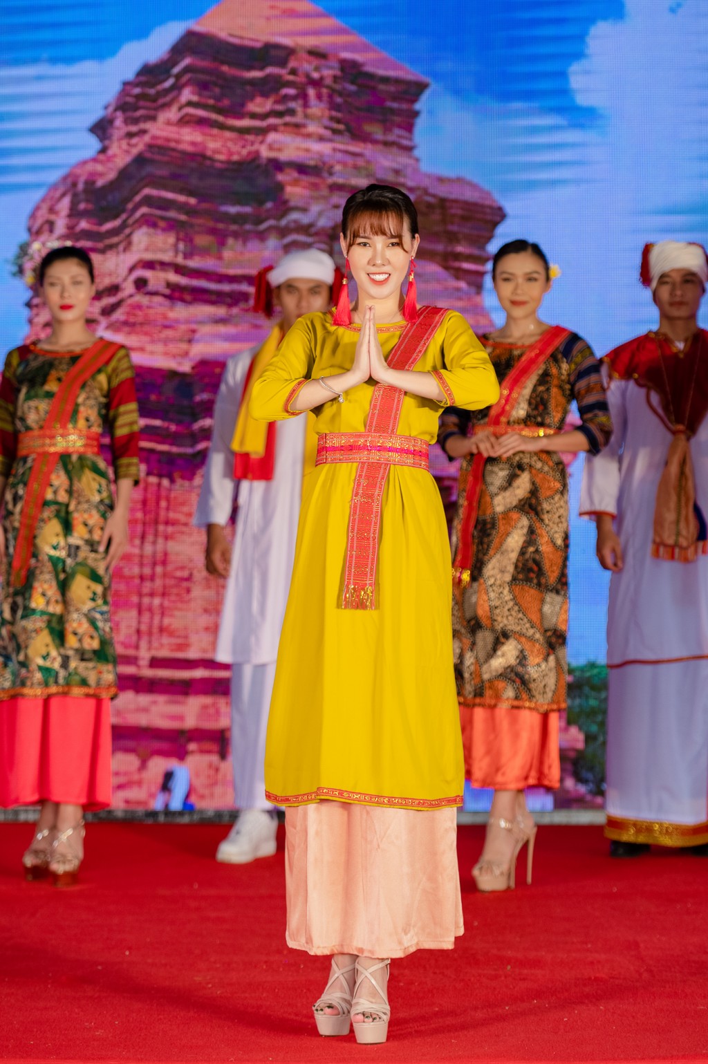 Dàn nam vương, hoa hậu Fitness Model World Vietnam dự lễ hội Katê