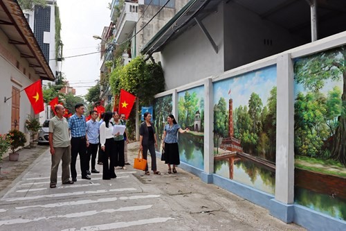 Đoàn chấm điểm tại tuyến đường ngõ 30 phố chùa Thông - phường Sơn Lộc