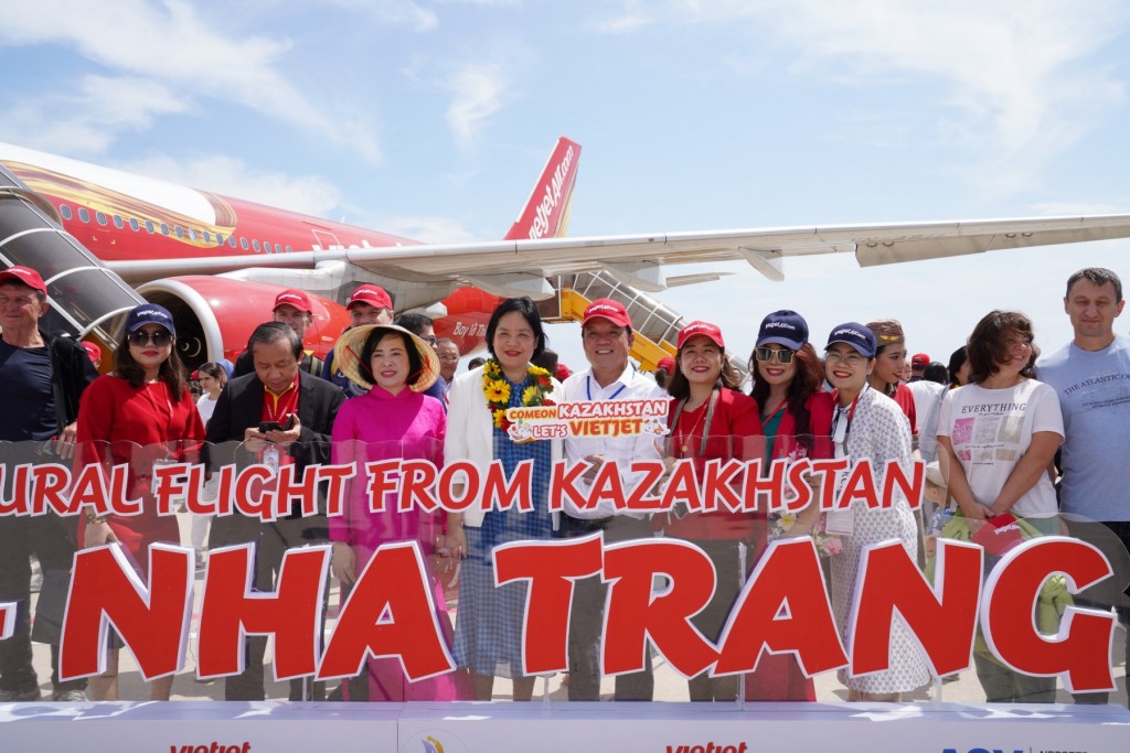 Những du khách đầu tiên bay thẳng cùng Vietjet từ Kazakhstan đến với Nha Trang hào hứng trước chuyến bay và sự chào đón nồng nhiệt của thành phố biển 