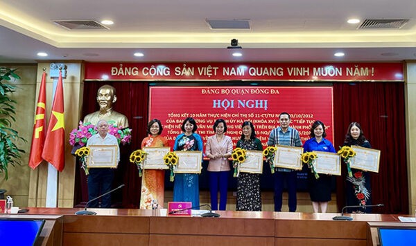 Quận Đống Đa trao Bằng khen cho các tập thể và cá nhân xuất sắc trong thực hiện Chỉ thị số 11-CT/TU của Ban Thường vụ Thành ủy Hà Nội (khóa XV) (Ảnh: CGTĐTTP)
