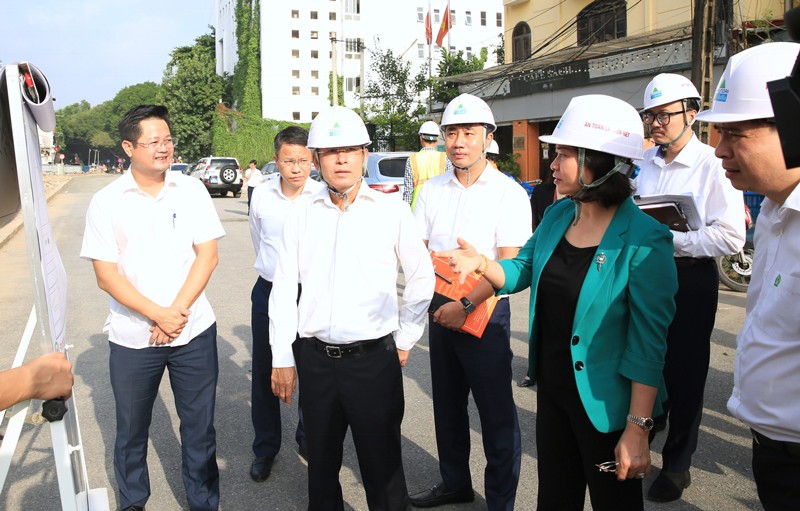 Phó Bí thư Thường trực Thành ủy Hà Nội Nguyễn Thị Tuyến trao đổi với các đơn vị về công tác giải phóng mặt bằng, triển khai dự án tuyến đường sắt đô thị, đoạn Nhổn - Ga Hà Nội (địa bàn quận Đống Đa).