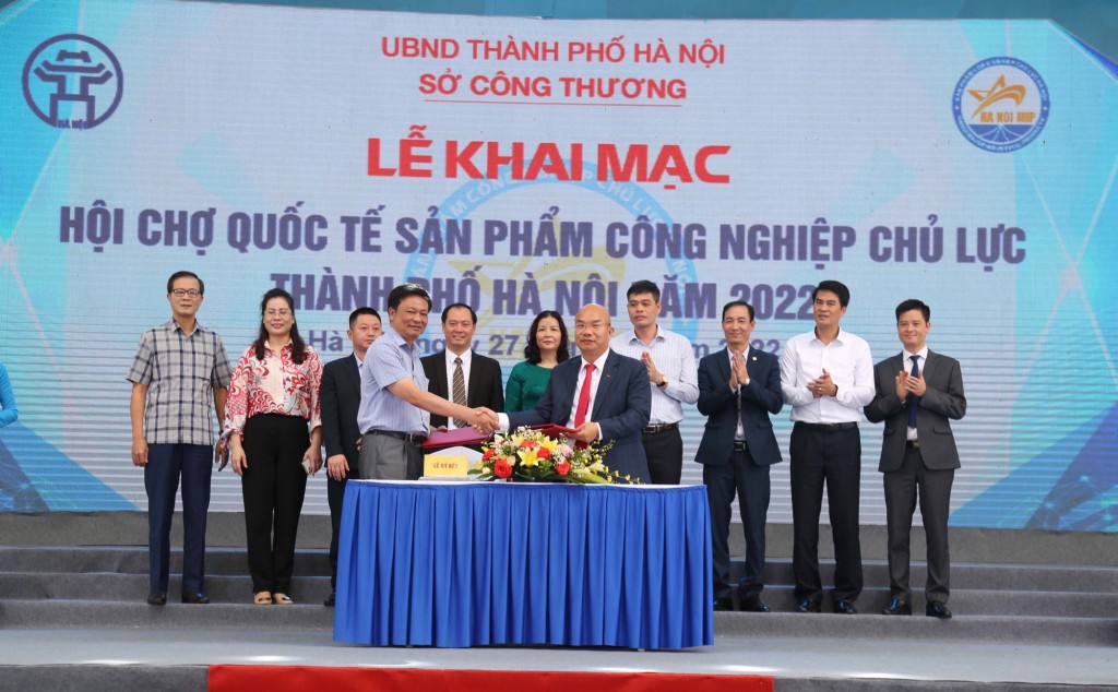 Lễ ký kết hợp tác giữa các đơn vị trong khuôn khổ Hội chợ