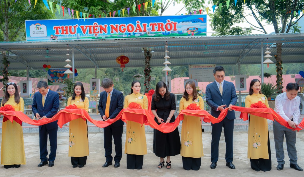 Lễ cắt băng khánh thành thư viện ngoài  trời