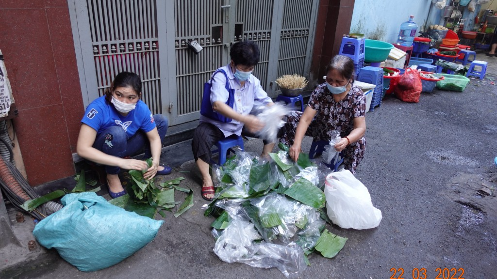 Người dân quận Hoàn Kiếm phân loại rác thải