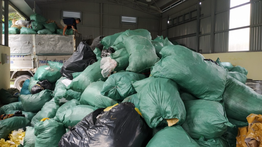 Việc thu gom và vận chuyển rác thải nhựa 