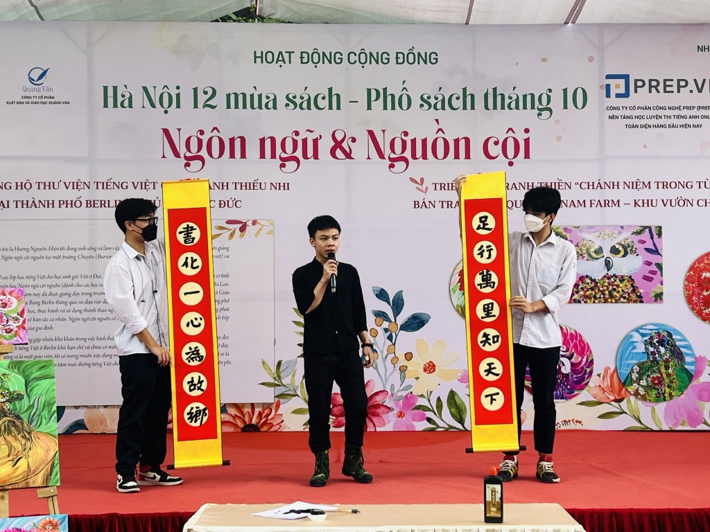 Hoạt động viết và giới thiệu thư pháp chữ Hán