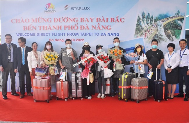 Đón chuyến bay đầu tiên của hãng hàng không Starlux trở lại TP Đà Nẵng