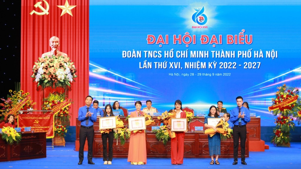 Lãnh đạo Thành đoàn Hà Nội trao giải tới các tác giả 