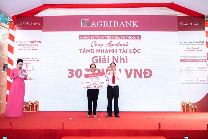   Ông Trần Văn Đức - Phó Giám đốc phụ trách điều hành Agribank chi nhánh tỉnh Nghệ An trao giải Nhì cho khách hàng trúng thưởng của chương trình