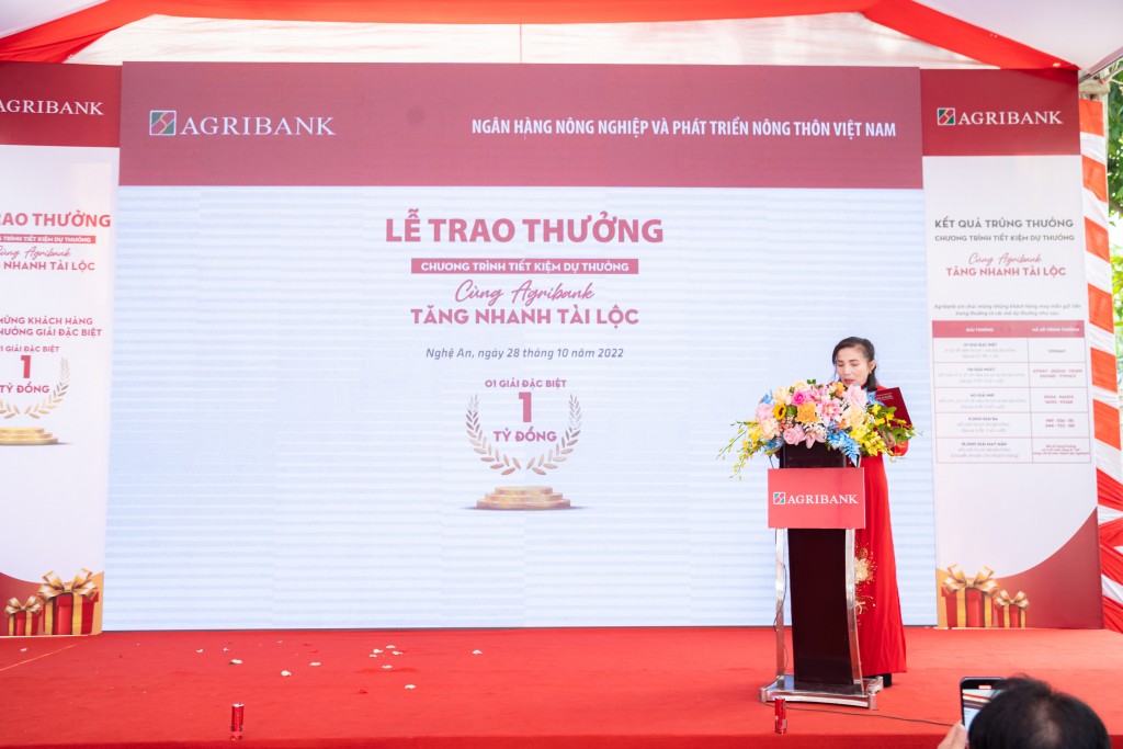 bà Hoàng Thị Bình vui mừng