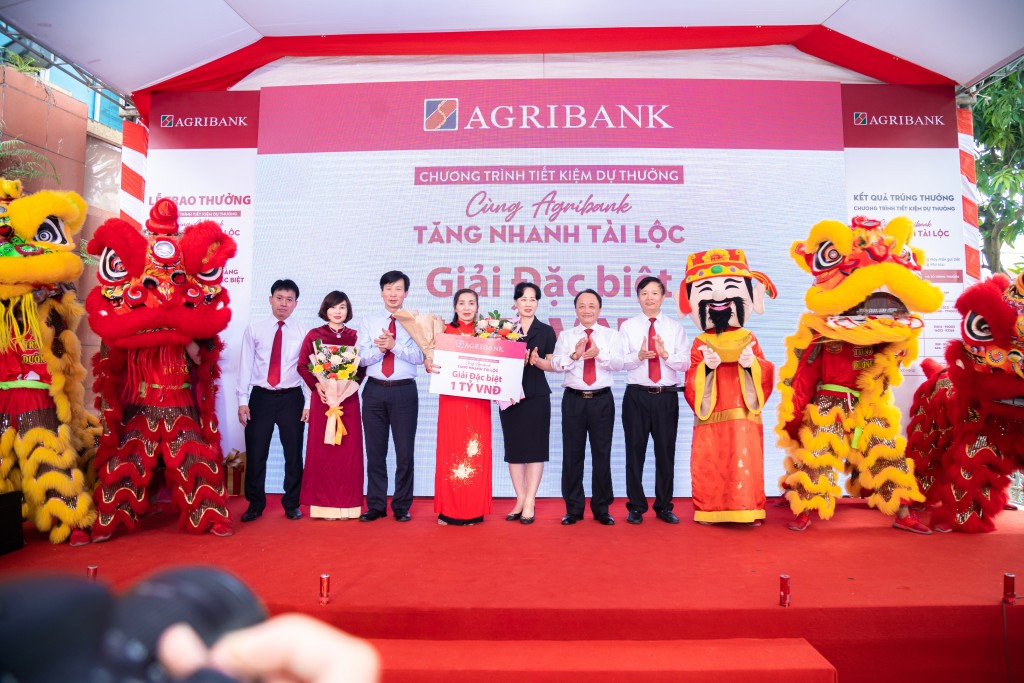 Lãnh đạo Agribank và Lãnh đạo tỉnh Nghệ An trao thưởng và chúc mừng khách hàng Hoàng Thị Bình