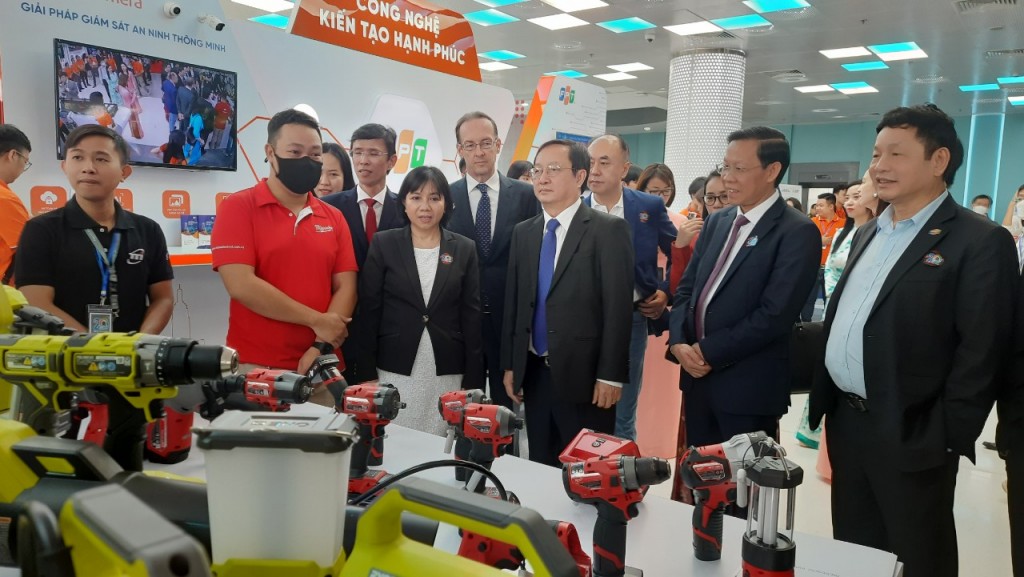 Ông Phan Văn Mãi, Chủ tịch UBND TP Hồ Chí Minh tham quan các gian hàng trưng bày các sản phẩm công nghệ tại Lễ kỉ niệm