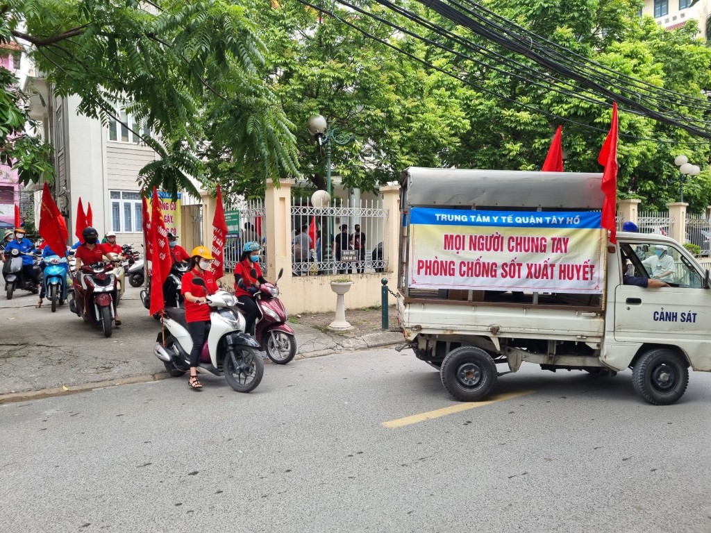 Trung tâm Y tế quận Tây Hồ tổ chức diễu hành để tuyên truyền và hưởng ứng công tác phòng, chống sốt xuất huyết trên địa bàn phường Xuân La