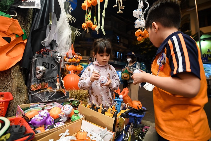 Phố Hàng Mã ngập tràn đồ chơi, hóa trang Halloween