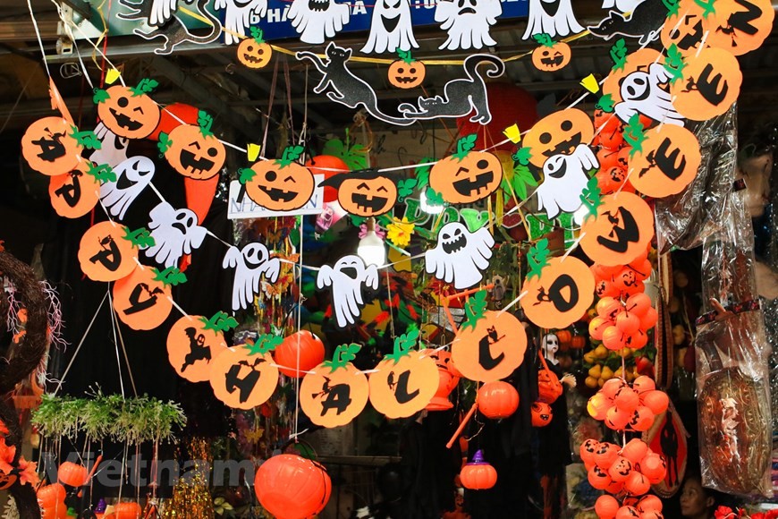 Phố Hàng Mã ngập tràn đồ chơi, hóa trang Halloween