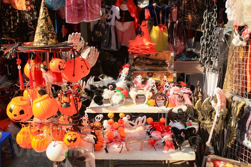 Phố Hàng Mã ngập tràn đồ chơi, hóa trang Halloween