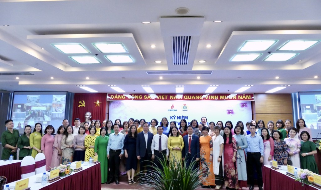 Lãnh đạo Bộ Thông tin và Truyền thông, Ban Tuyên giao Trung ương, Tổng liên đoàn Lao động Việt Nam, Petrovietnam chụp ảnh lưu niệm cùng các nữ công đoàn viên Tập đoàn