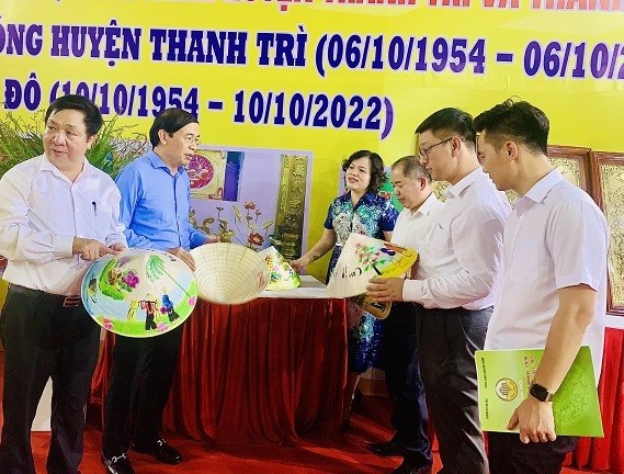 Các đại biểu thăm quan các gian hàng sản phẩm OCOP