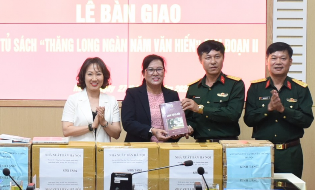 Bàn giao bộ sách thuộc “Tủ sách Thăng Long ngàn năm văn hiến” giai đoạn II cho Trường Quân sự Bộ tư lệnh Thủ đô Hà Nội.