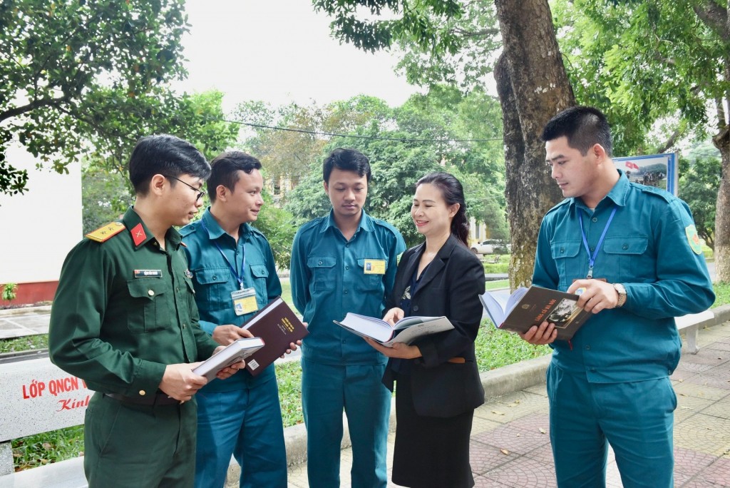 Bàn giao bộ sách thuộc “Tủ sách Thăng Long ngàn năm văn hiến” giai đoạn II cho Trường Quân sự Bộ tư lệnh Thủ đô Hà Nội.