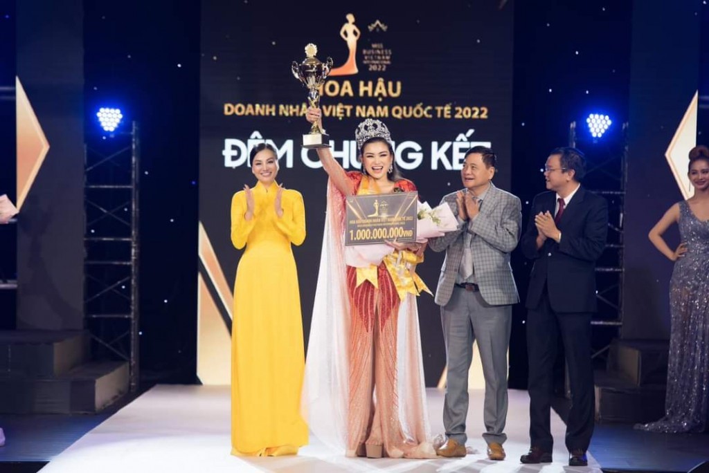 Hoa hậu Doanh nhân Việt Nam quốc tế 2022 Trần Diễm My (thứ hai, bên trái) và các á hậu Nguyễn Thị Kim Thủy, Nguyễn Phương Thư, Hà Thị Bích Ngọc