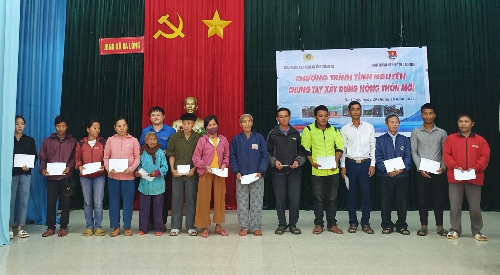 Công an tỉnh Quảng Trị và Huyện đoàn Đakrông tặng quà cho 15 hộ gia đình có hoàn cảnh khó khăn  