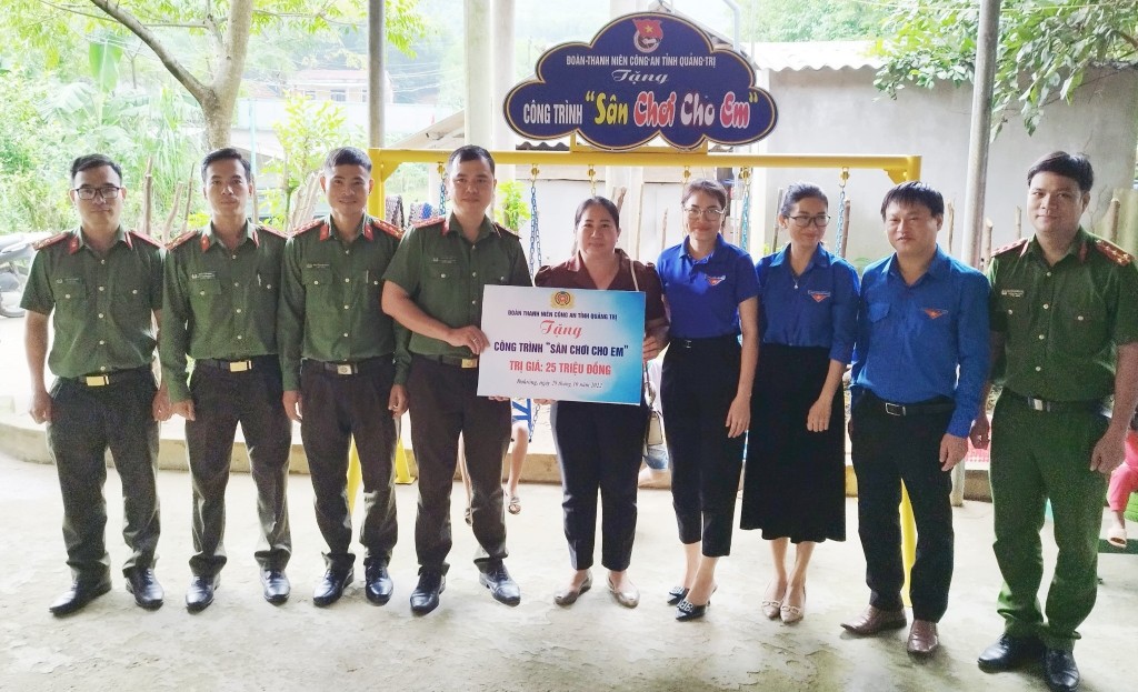 Công an tỉnh Quảng Trị và Huyện đoàn Đakrông tặng 30 suất quà cho 15 hộ gia đình có hoàn cảnh khó khăn và 15 em học sinh có hoàn cảnh khó khăn vươn lên trong học tập