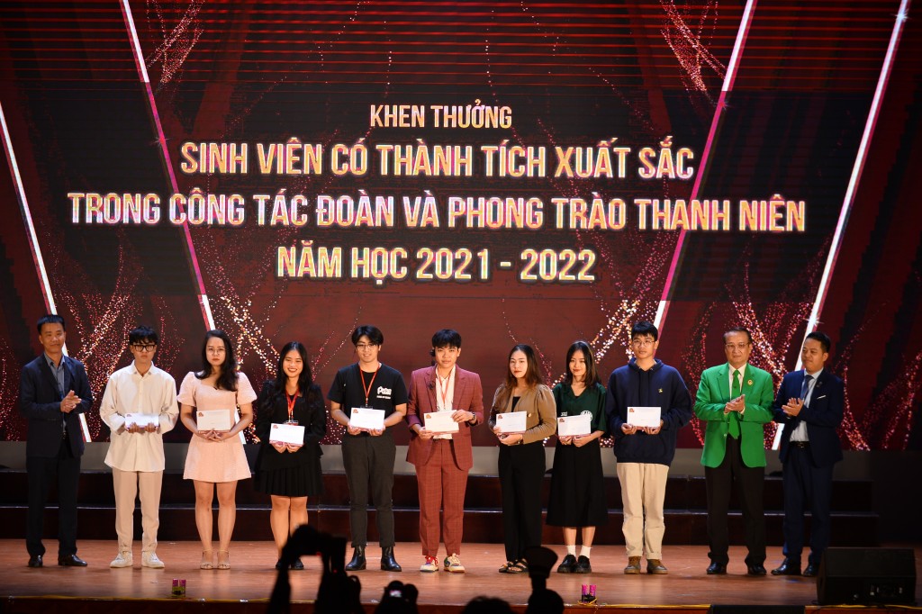 Những chuyến hành trình cảm xúc trong đêm đại nhạc hội Fire Up 2022: Perfect Puzzle