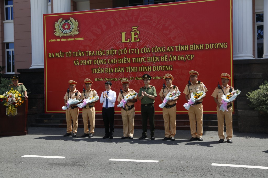 Lãnh đạo UBND và Công an tỉnh Bình Dương tặng hoa cho các Tổ trưởng