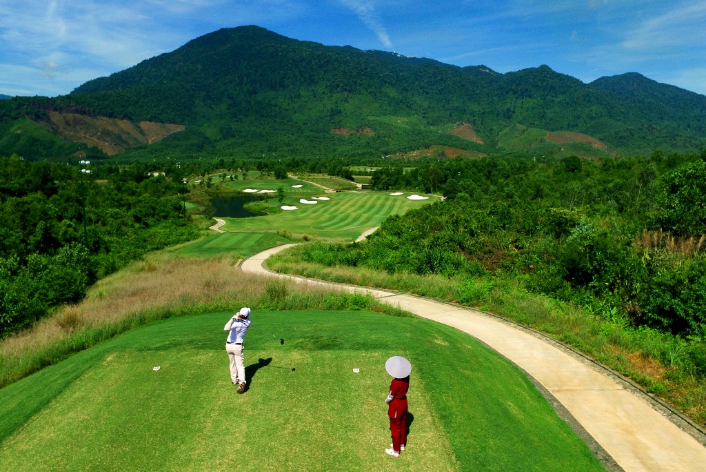 Du khách trải nghiệm chơi golf tại Ba Na Hills Golf Club