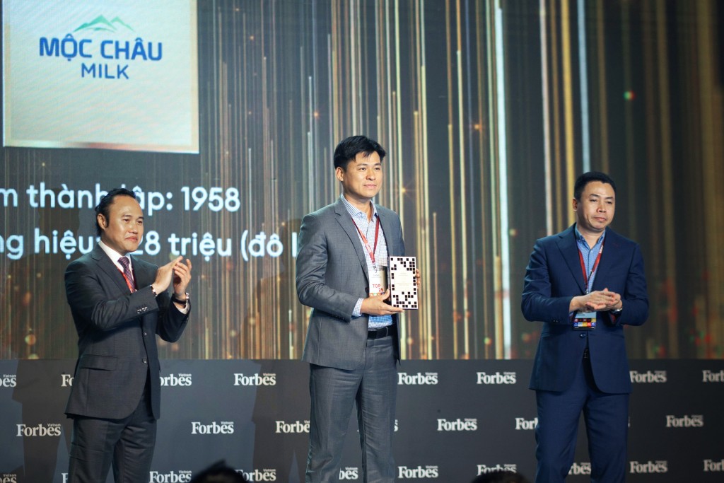 Ông Đặng Đức Nam, Phó Tổng Giám đốc Kinh doanh & Marketing của Mộc Châu Milk nhận chứng nhận Top 25 thương hiệu F&B dẫn đầu từ Forbes Việt Nam