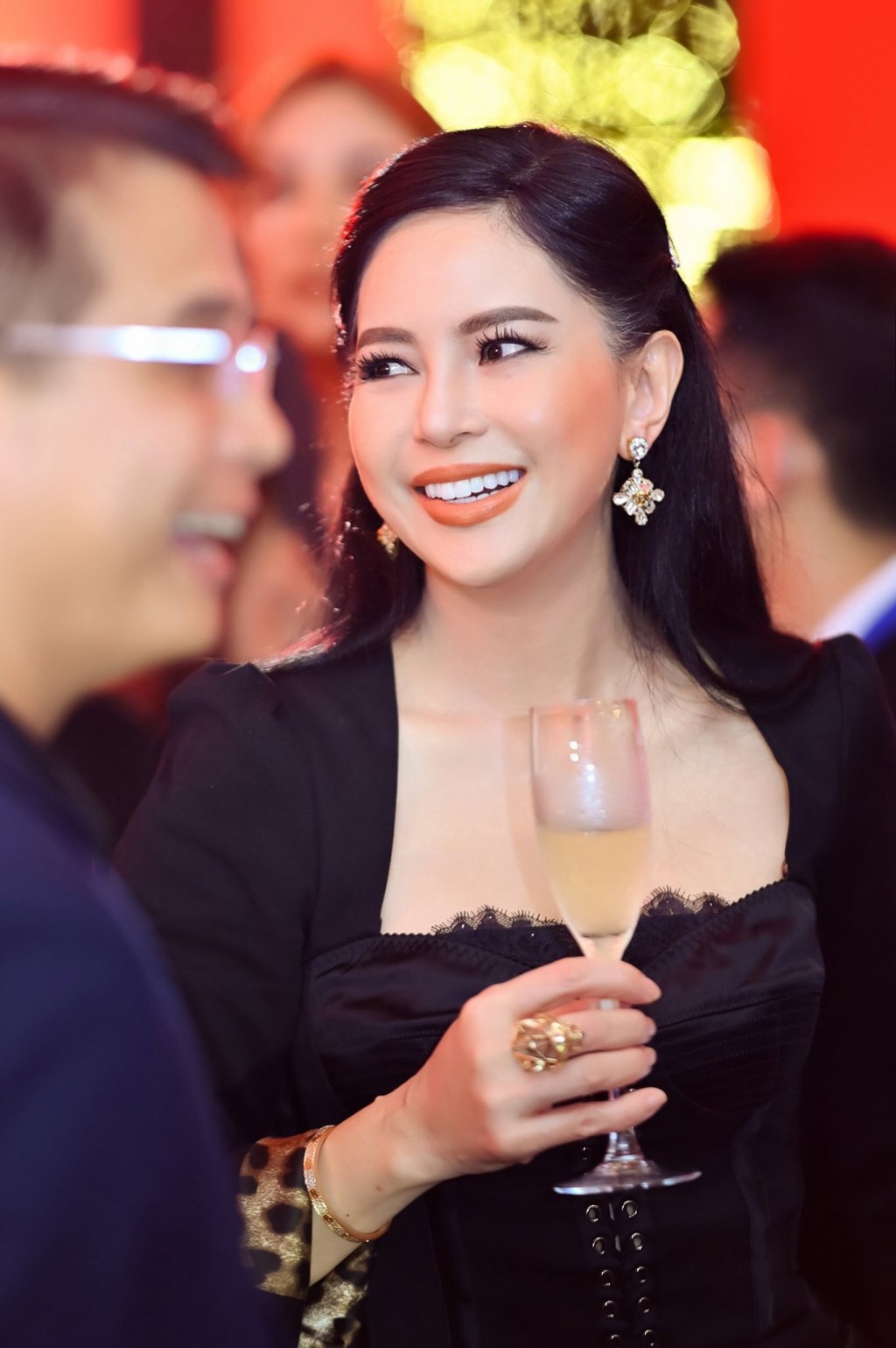Màn đọ sắc ấn tượng của doanh nhân Thuỷ Tiên, Tiên Nguyễn và Linh Rin