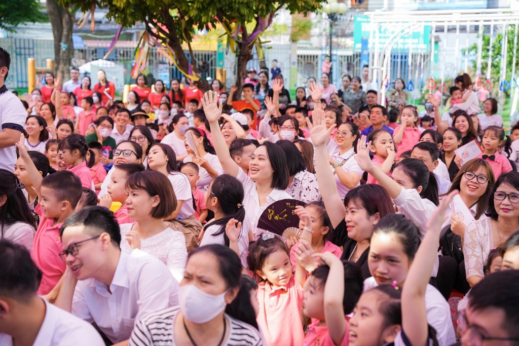 “Sinh con, sinh cha” đã tạo nên không khí giao lưu, trao đổi đầy sôi nổi và hào hứng cho các gia đình 