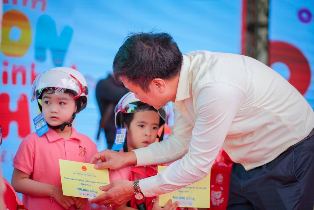 Ông Hoàng Văn Tiến, Giám đốc Quỹ BTTEVN trao tặng quà cho các em nhỏ có hoàn cảnh khó khăn tại địa phương