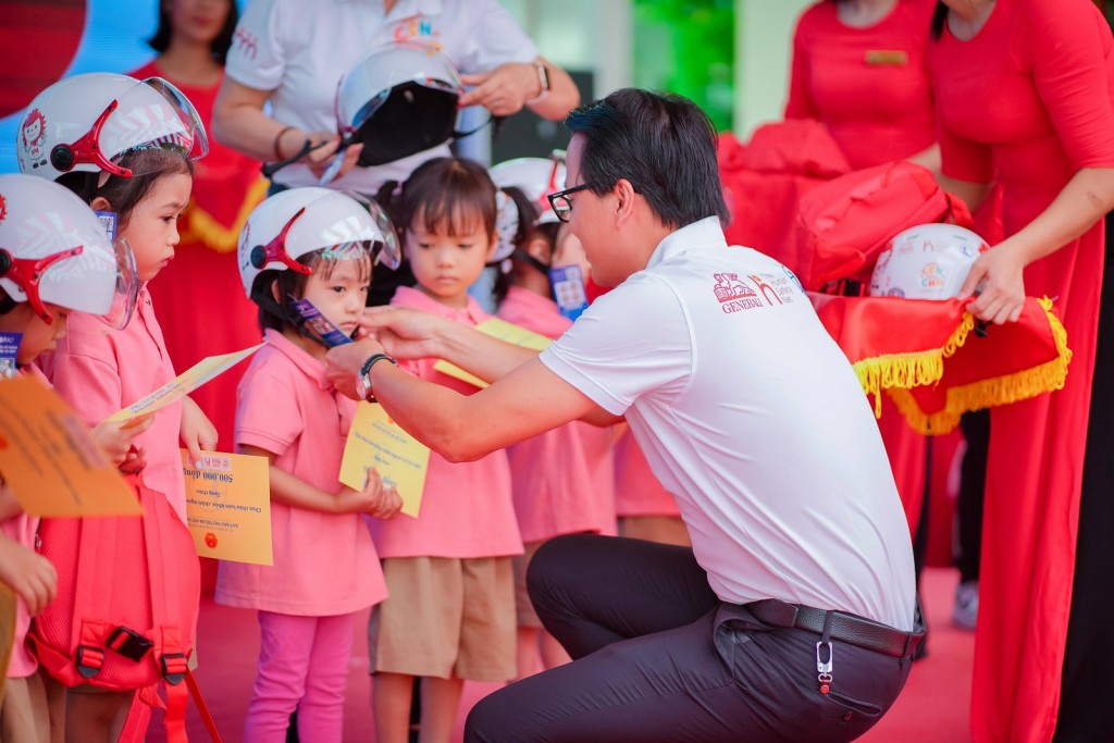 Đại diện Generali Việt Nam trao các phần quà đặc biệt kèm hỗ trợ tài chính cho các em nhỏ có hoàn cảnh khó khăn