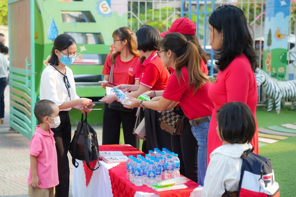 Các tình nguyện viên của “Sinh con, sinh cha” là các nhân viên, tư vấn viên của Generali cũng như các cán bộ, giáo viên mầm non, thanh niên địa phương.