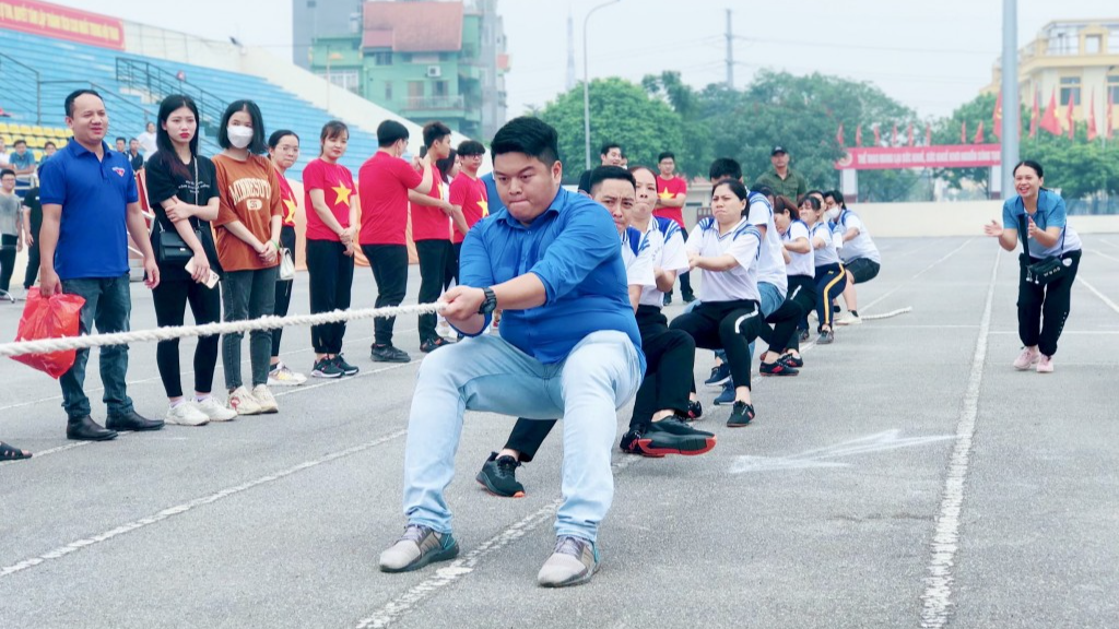 Các bạn trẻ tham gia nội dung thi kéo co