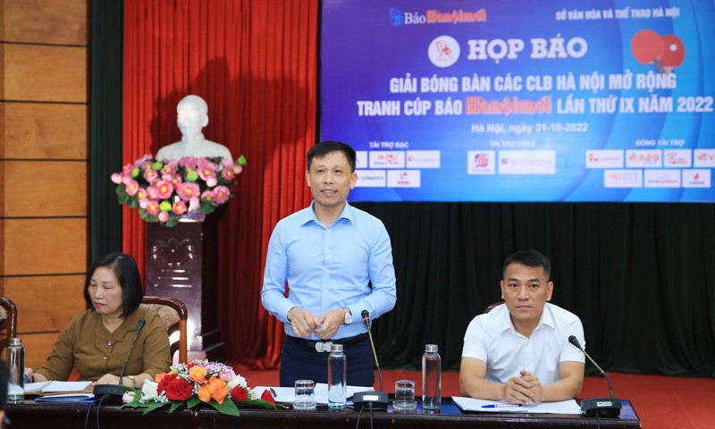 Phó Tổng Biên tập phụ trách Báo Hànộimới Nguyễn Thành Lợi trả lời câu hỏi tại buổi họp báo.
