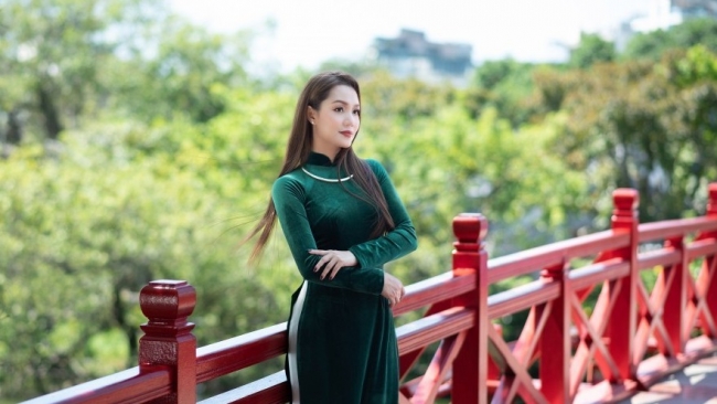 Vẻ đẹp phụ nữ Hà Nội càng tỏa sáng với tà áo dài