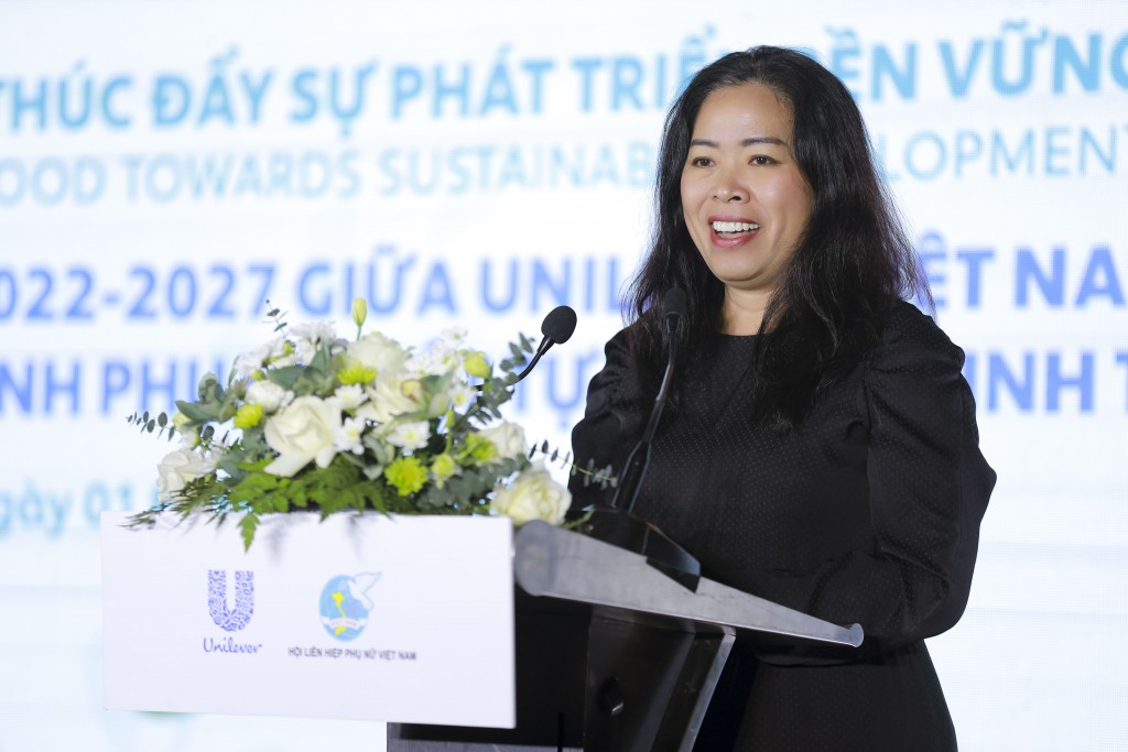 Bà Nguyễn Thị Bích Vân, Chủ tịch Unilever Việt Nam phát biểu tại lễ ký kết