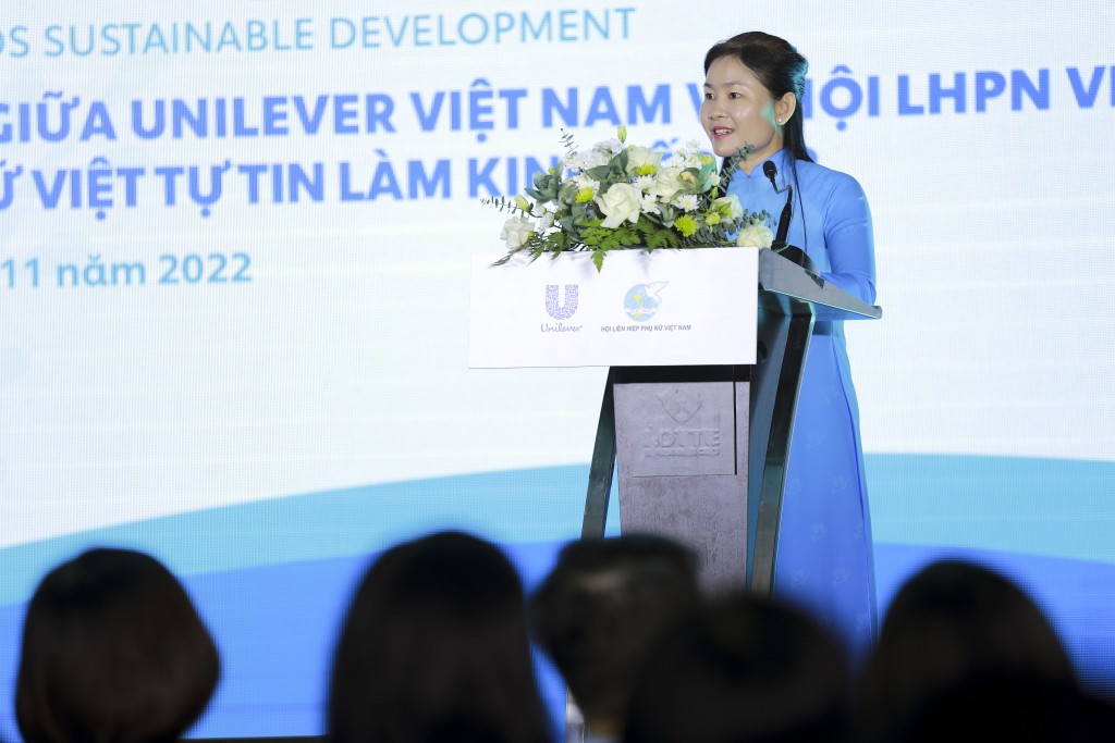 Bà Tôn Ngọc Hạnh, Uỷ viên dự khuyết Ban Chấp hành Trung Ương Đảng, Phó Chủ tịch Trung ương Hội Liên Hiệp Phụ Nữ Việt Nam phát biểu tại lễ ký kết
