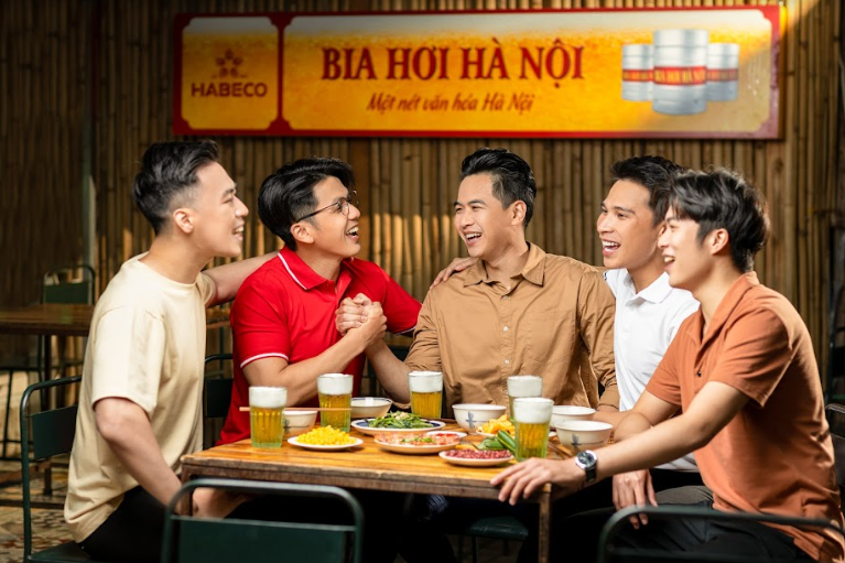Bia hơi Hà Nội - Từ thành tựu sáng tạo của người Việt đến nét văn hóa riêng xứ kinh kỳ
