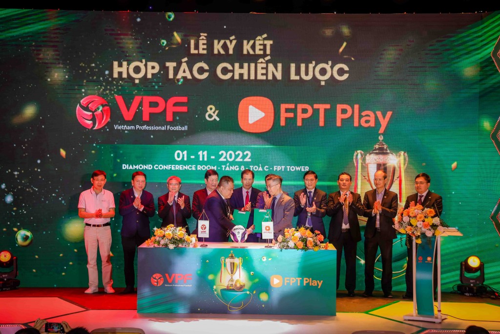 Đại diện VPF và FPT Play ký kết hợp tác