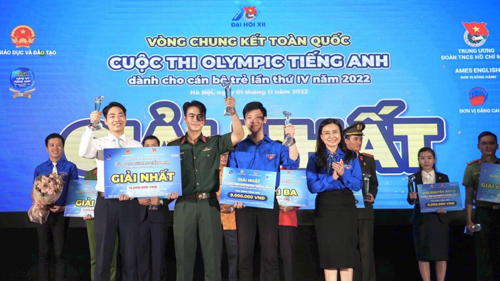 Bí thư Trung ương Đoàn Nguyễn Phạm Duy Trang trao phần thưởng đến đội giành giải Nhất 