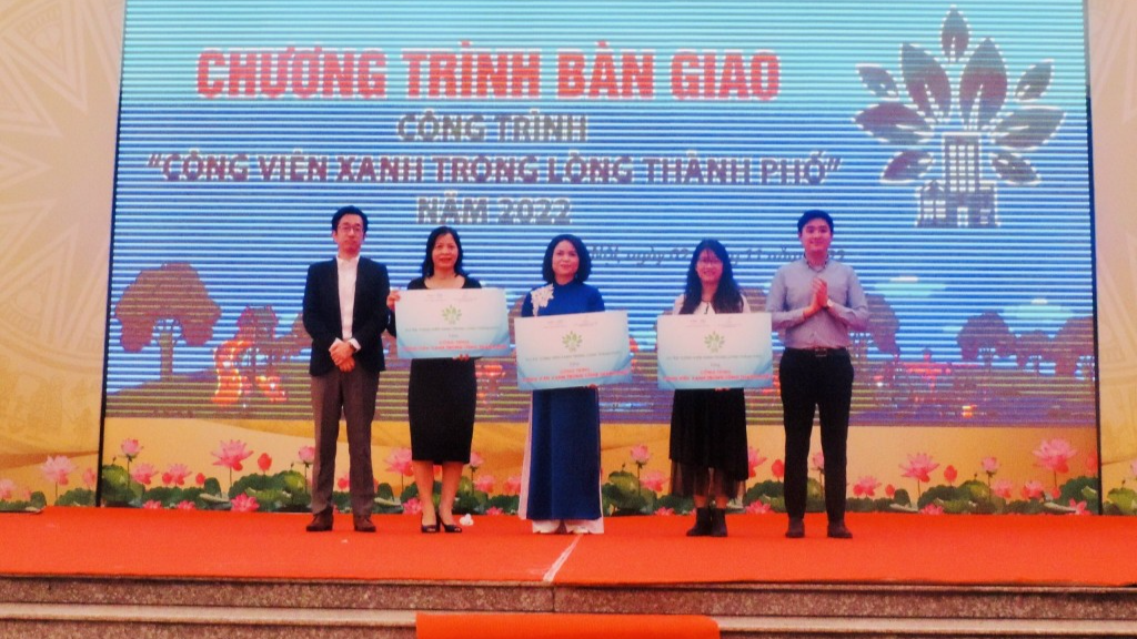 Trao tặng ”Công viên xanh trong lòng thành phố” tới thầy trò trường Tiểu học Trung Yên