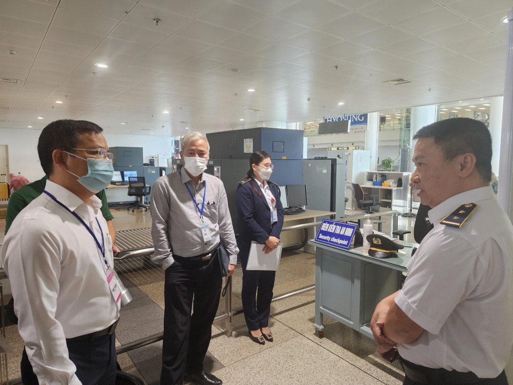TS Vương Ánh Dương - Phó Cục trưởng Cục Quản lý Khám, chữa bệnh kiểm tra công tác phòng chống dịch, bệnh đậu mùa khỉ tại sân bay Nội Bài.