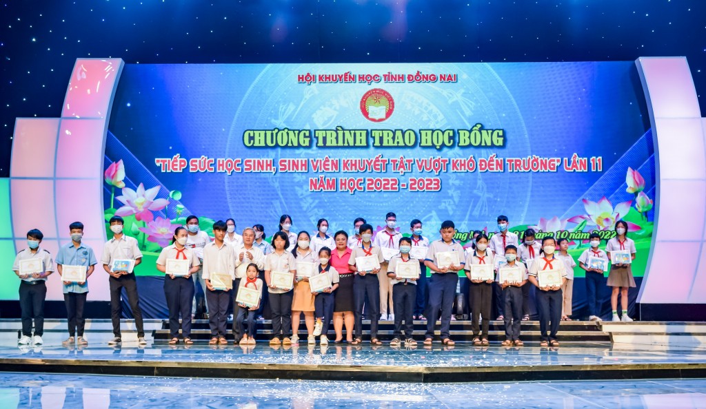 Bà Nguyễn Thu Thủy (Phó Giám đốc đối ngoại Công ty Vedan Việt Nam) trao học bổng cho các em học sinh khuyết tật tỉnh Đồng Nai vượt khó đến trường