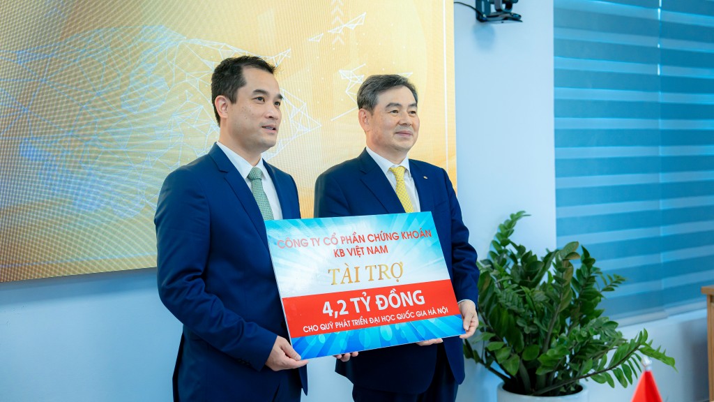 Công ty CP Chứng khoán KB Việt Nam trao gói tài trợ cho trường Đại học quốc gia Hà Nội