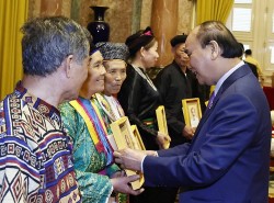 Chủ tịch nước Nguyễn Xuân Phúc gặp mặt 39 đại biểu người có uy tín tiêu biểu